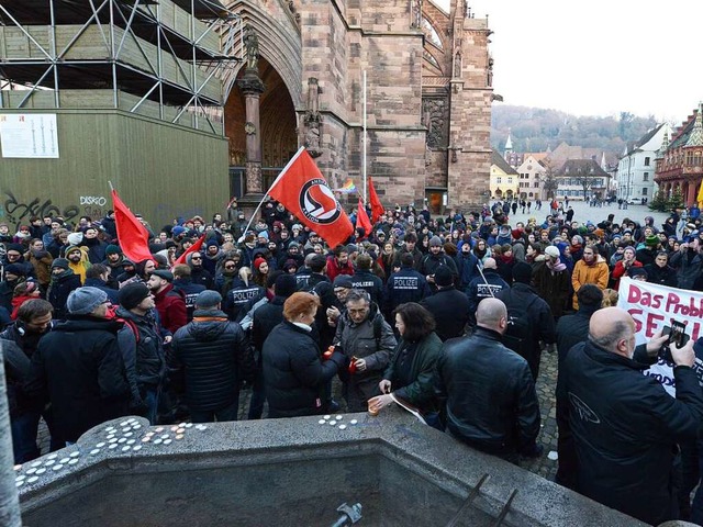 Gegen die Merkelsche Politik demonstri...sich 300 Gegendemonstranten gegenber.  | Foto: Rita Eggstein
