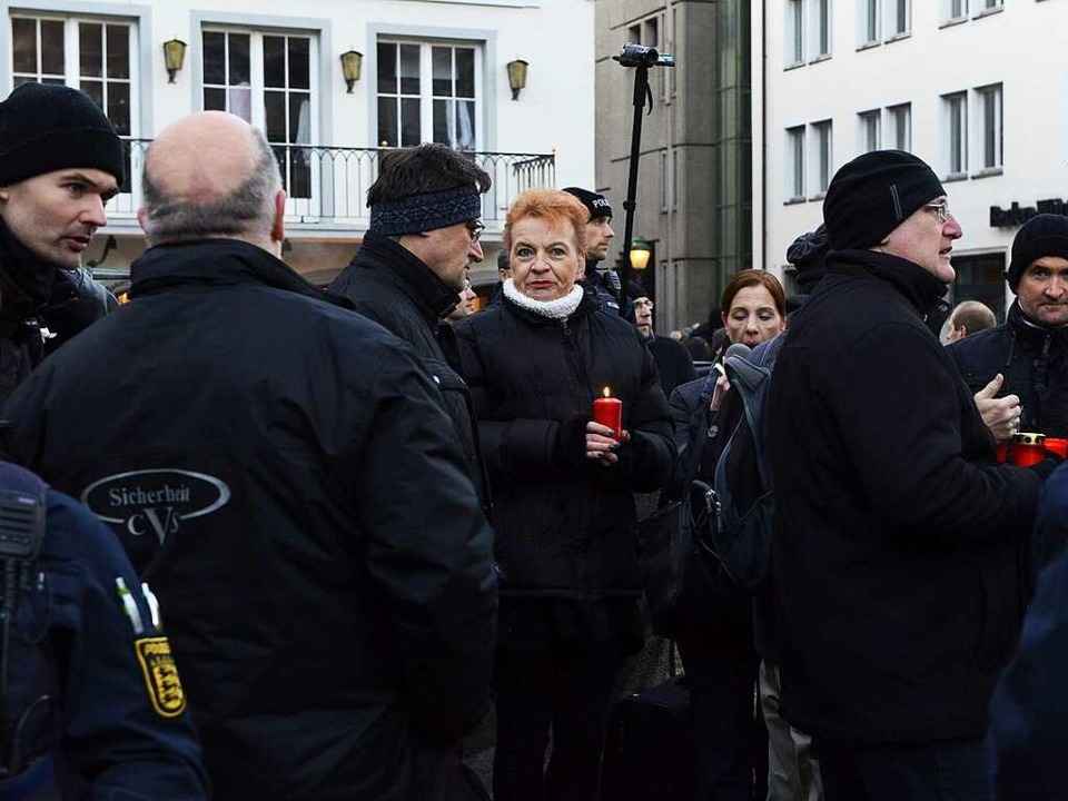 Maria L. sei ein weiteres Opfer der Wi...er AfD und z�ndete ein paar Kerzen an.  | Foto: Rita Eggstein
