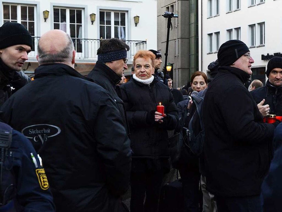 Maria L. sei ein weiteres Opfer der Wi...er AfD und zndete ein paar Kerzen an.  | Foto: Rita Eggstein