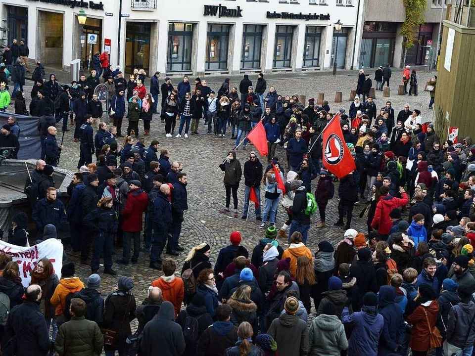 Die Gruppe der AfD-Demonstranten (links) wurde von der Polizei gesch�tzt.  | Foto: Rita Eggstein