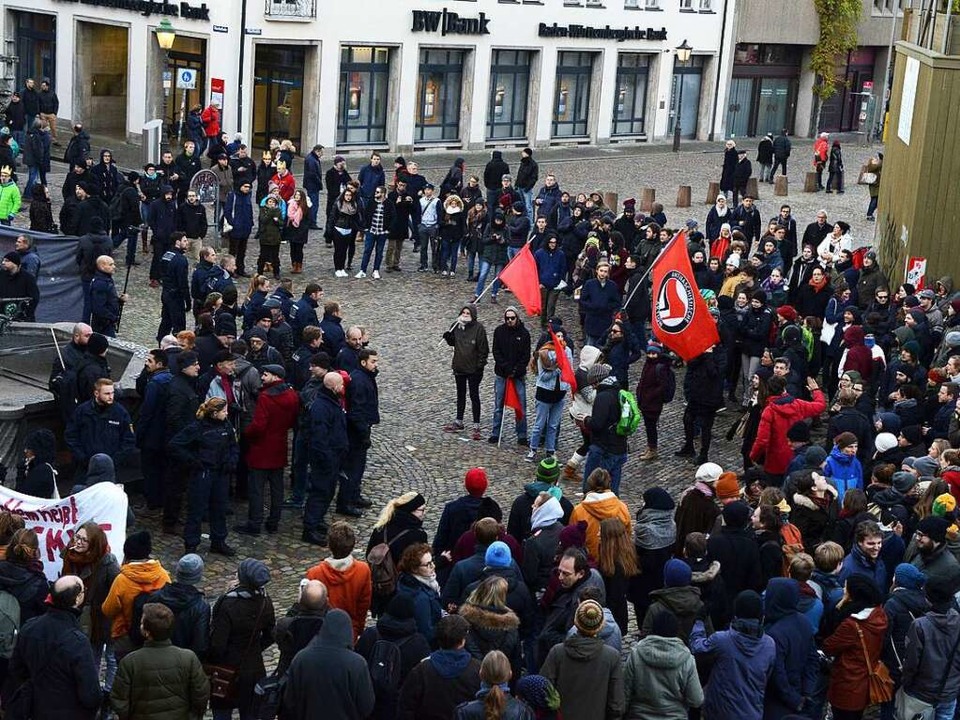 Die Gruppe der AfD-Demonstranten (links) wurde von der Polizei geschtzt.  | Foto: Rita Eggstein