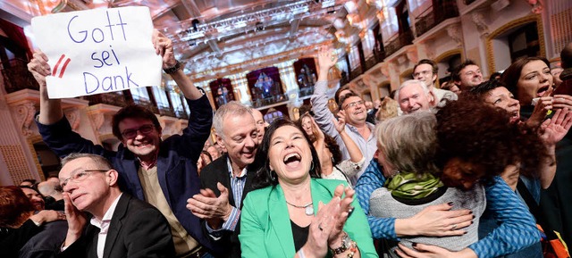 Van der Bellen-Anhnger freuen sich bei einer Wahlparty in Wien.  | Foto: dpa