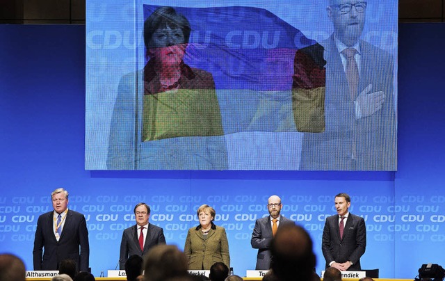 Bundeskanzlerin Angela Merkel (Mitte) ...chet und Generalsekretr Peter Tauber.  | Foto: dpa