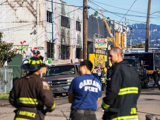 Feuerwehrleute vor der Unglcksstelle in Oakland   | Foto: AFP