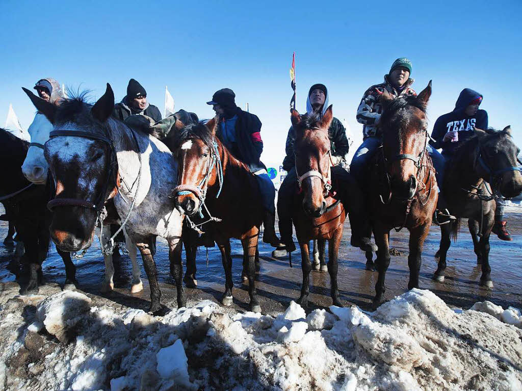 Sioux-Indianer und Aktivisten erklren den Sieg ber die Dakota-Access-Pipeline. Ausgelassen feiern sie den Baustopp, der am Sonntag vom US Army Corps of Engineers verkndet wurde. Seit Monaten hatten sie gegen das Projekt protestiert.