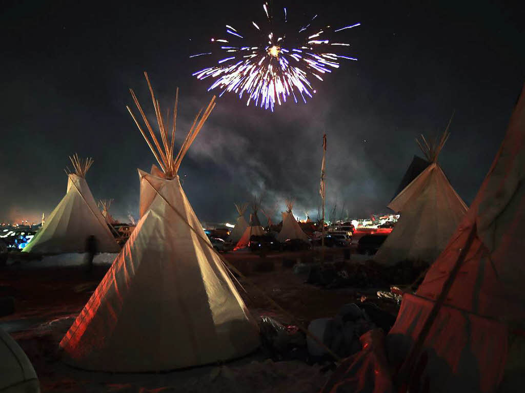 Sioux-Indianer und Aktivisten erklren den Sieg ber die Dakota-Access-Pipeline. Ausgelassen feiern sie den Baustopp, der am Sonntag vom US Army Corps of Engineers verkndet wurde. Seit Monaten hatten sie gegen das Projekt protestiert.