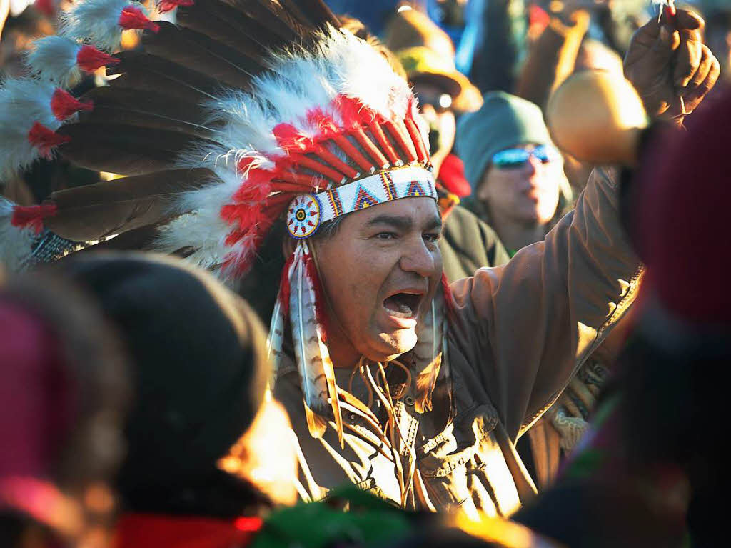 Sioux-Indianer und Aktivisten erklren den Sieg ber die Dakota-Access-Pipeline. Ausgelassen feiern sie den Baustopp, der am Sonntag vom US Army Corps of Engineers verkndet wurde. Seit Monaten hatten sie gegen das Projekt protestiert.