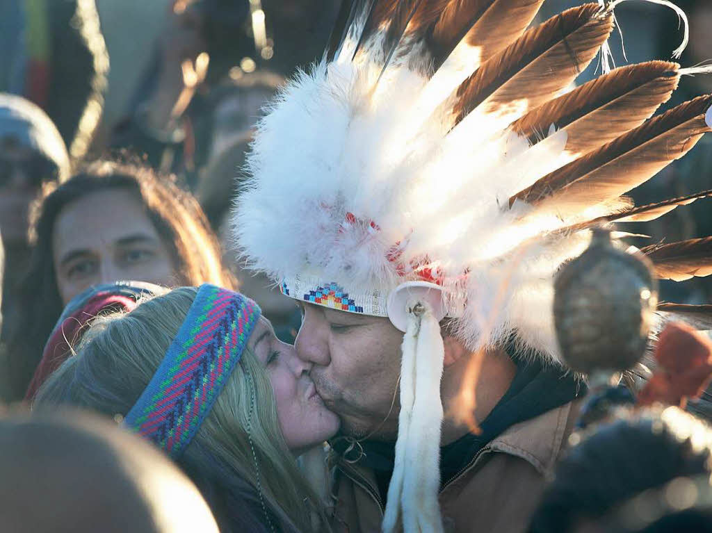 Sioux-Indianer und Aktivisten erklren den Sieg ber die Dakota-Access-Pipeline. Ausgelassen feiern sie den Baustopp, der am Sonntag vom US Army Corps of Engineers verkndet wurde. Seit Monaten hatten sie gegen das Projekt protestiert.