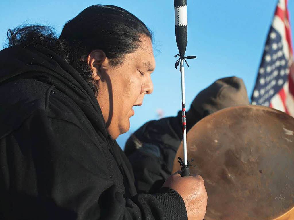 Sioux-Indianer und Aktivisten erklren den Sieg ber die Dakota-Access-Pipeline. Ausgelassen feiern sie den Baustopp, der am Sonntag vom US Army Corps of Engineers verkndet wurde. Seit Monaten hatten sie gegen das Projekt protestiert.