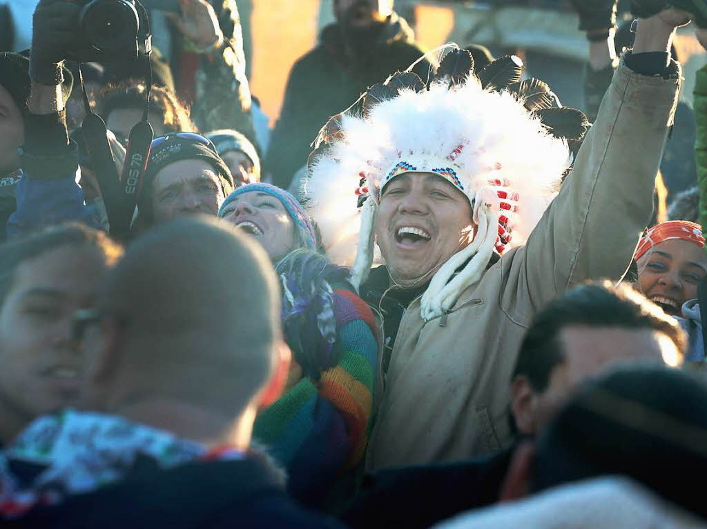 Sioux-Indianer und Aktivisten erklren den Sieg ber die Dakota-Access-Pipeline. Ausgelassen feiern sie den Baustopp, der am Sonntag vom US Army Corps of Engineers verkndet wurde. Seit Monaten hatten sie gegen das Projekt protestiert.