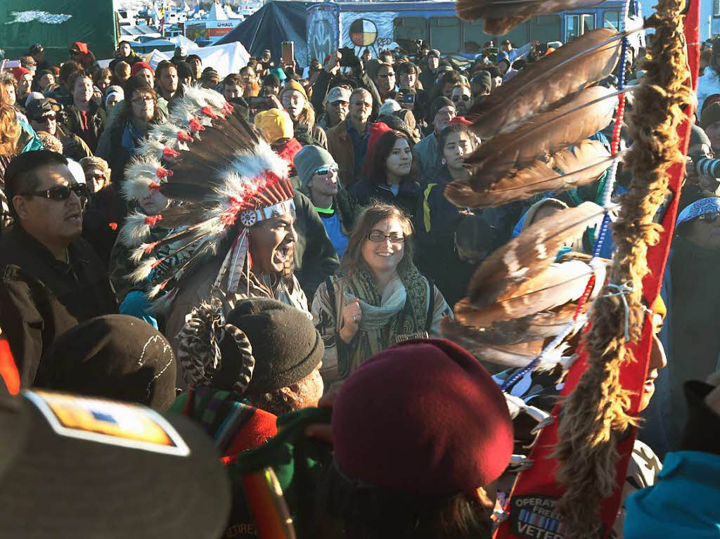 Sioux-Indianer und Aktivisten erklren den Sieg ber die Dakota-Access-Pipeline. Ausgelassen feiern sie den Baustopp, der am Sonntag vom US Army Corps of Engineers verkndet wurde. Seit Monaten hatten sie gegen das Projekt protestiert.