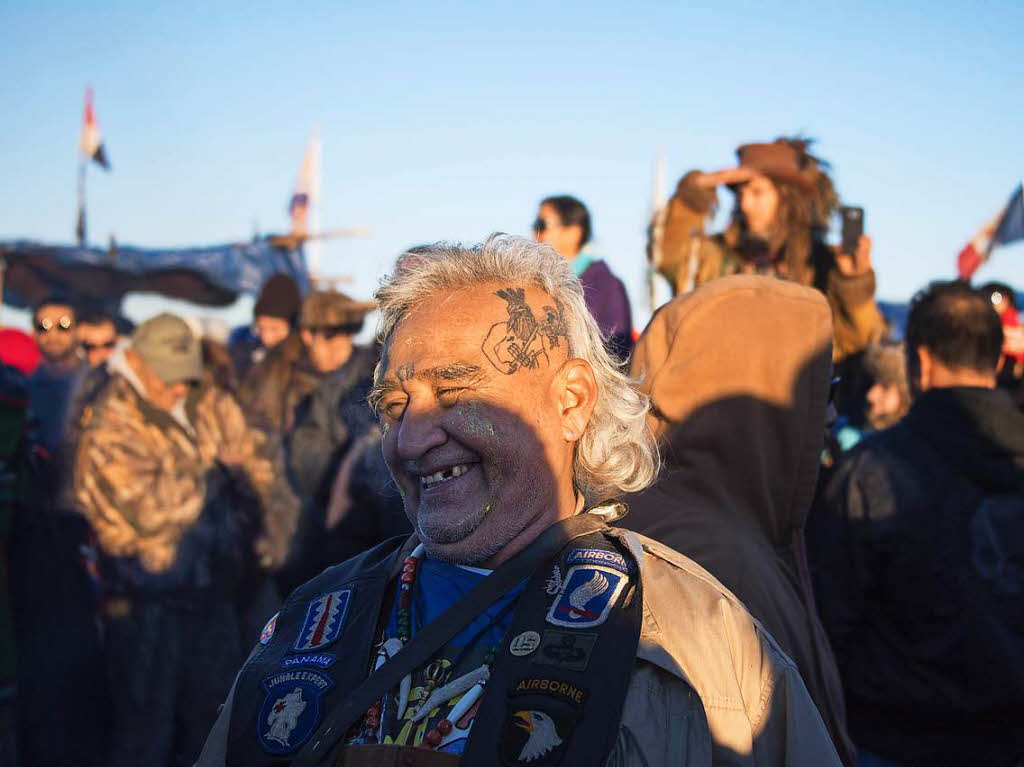 Sioux-Indianer und Aktivisten erklren den Sieg ber die Dakota-Access-Pipeline. Ausgelassen feiern sie den Baustopp, der am Sonntag vom US Army Corps of Engineers verkndet wurde. Seit Monaten hatten sie gegen das Projekt protestiert.