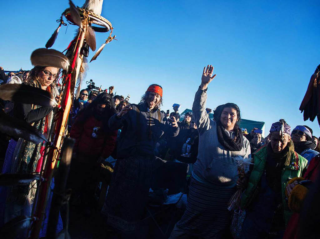 Sioux-Indianer und Aktivisten erklren den Sieg ber die Dakota-Access-Pipeline. Ausgelassen feiern sie den Baustopp, der am Sonntag vom US Army Corps of Engineers verkndet wurde. Seit Monaten hatten sie gegen das Projekt protestiert.