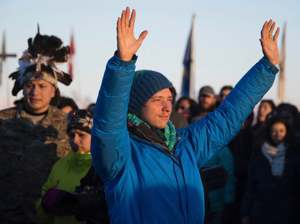 Sioux-Indianer und Aktivisten erklren den Sieg ber die Dakota-Access-Pipeline. Ausgelassen feiern sie den Baustopp, der am Sonntag vom US Army Corps of Engineers verkndet wurde. Seit Monaten hatten sie gegen das Projekt protestiert.