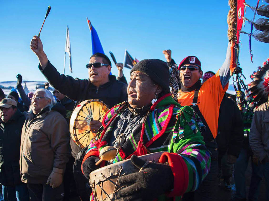 Sioux-Indianer und Aktivisten erklren den Sieg ber die Dakota-Access-Pipeline. Ausgelassen feiern sie den Baustopp, der am Sonntag vom US Army Corps of Engineers verkndet wurde. Seit Monaten hatten sie gegen das Projekt protestiert.