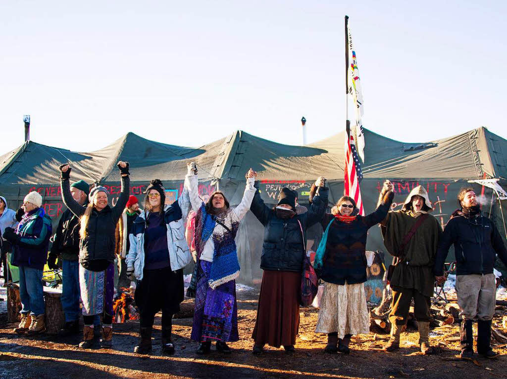 Sioux-Indianer und Aktivisten erklren den Sieg ber die Dakota-Access-Pipeline. Ausgelassen feiern sie den Baustopp, der am Sonntag vom US Army Corps of Engineers verkndet wurde. Seit Monaten hatten sie gegen das Projekt protestiert.