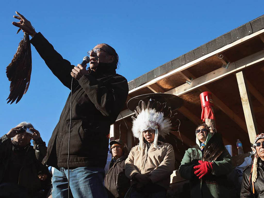 Sioux-Indianer und Aktivisten erklren den Sieg ber die Dakota-Access-Pipeline. Ausgelassen feiern sie den Baustopp, der am Sonntag vom US Army Corps of Engineers verkndet wurde. Seit Monaten hatten sie gegen das Projekt protestiert.