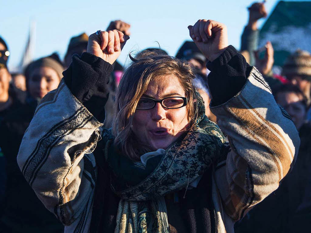 Sioux-Indianer und Aktivisten erklren den Sieg ber die Dakota-Access-Pipeline. Ausgelassen feiern sie den Baustopp, der am Sonntag vom US Army Corps of Engineers verkndet wurde. Seit Monaten hatten sie gegen das Projekt protestiert.