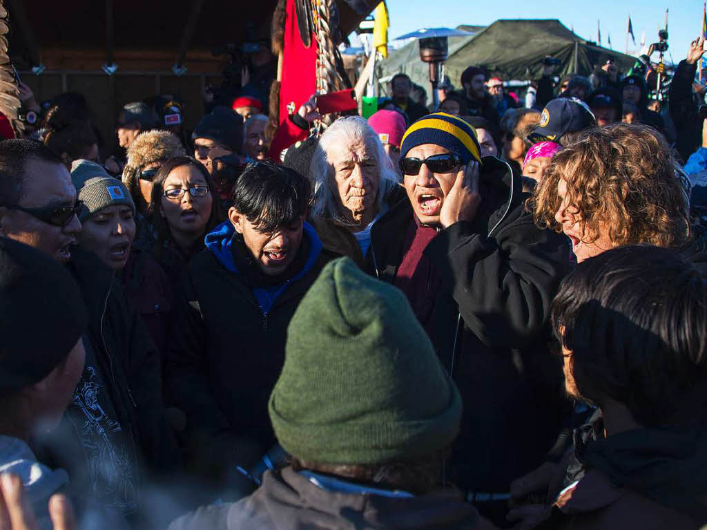 Sioux-Indianer und Aktivisten erklren den Sieg ber die Dakota-Access-Pipeline. Ausgelassen feiern sie den Baustopp, der am Sonntag vom US Army Corps of Engineers verkndet wurde. Seit Monaten hatten sie gegen das Projekt protestiert.