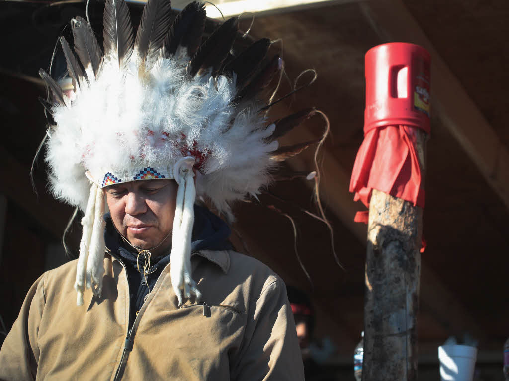 Sioux-Indianer und Aktivisten erklren den Sieg ber die Dakota-Access-Pipeline. Ausgelassen feiern sie den Baustopp, der am Sonntag vom US Army Corps of Engineers verkndet wurde. Seit Monaten hatten sie gegen das Projekt protestiert.