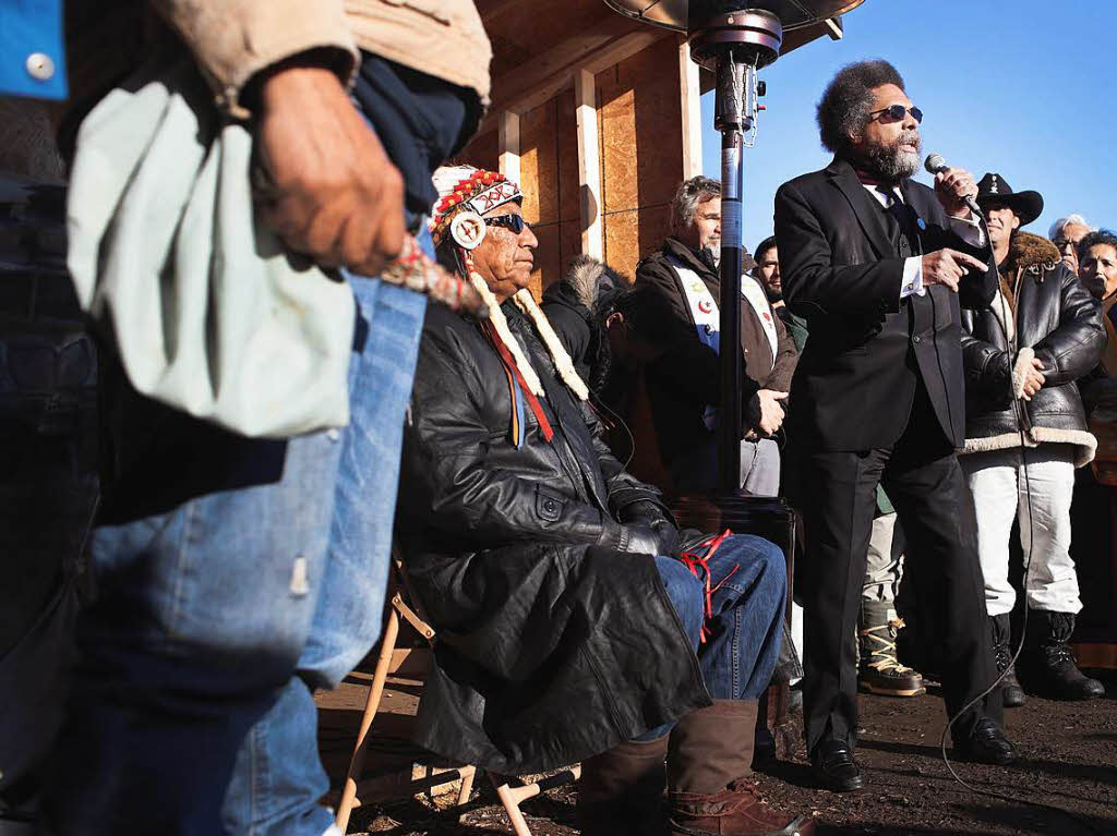 Sioux-Indianer und Aktivisten erklren den Sieg ber die Dakota-Access-Pipeline. Ausgelassen feiern sie den Baustopp, der am Sonntag vom US Army Corps of Engineers verkndet wurde. Seit Monaten hatten sie gegen das Projekt protestiert.