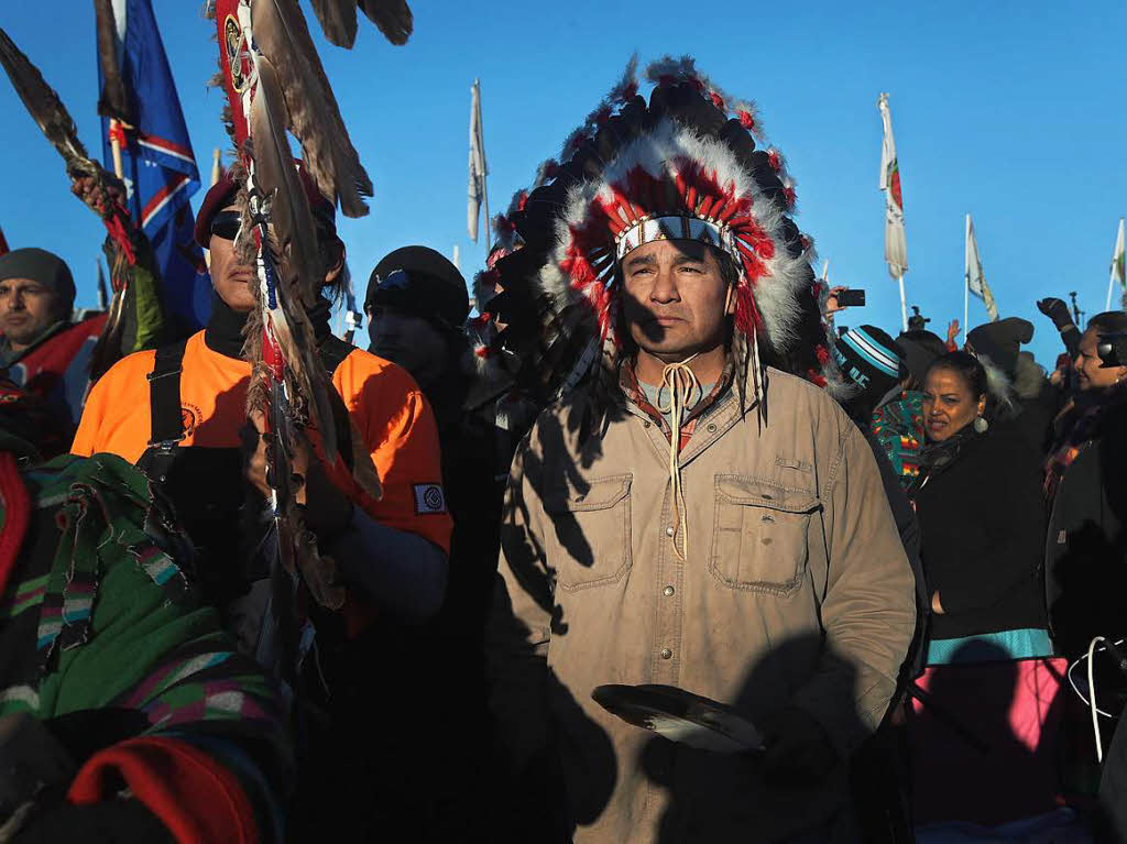 Sioux-Indianer und Aktivisten erklren den Sieg ber die Dakota-Access-Pipeline. Ausgelassen feiern sie den Baustopp, der am Sonntag vom US Army Corps of Engineers verkndet wurde. Seit Monaten hatten sie gegen das Projekt protestiert.