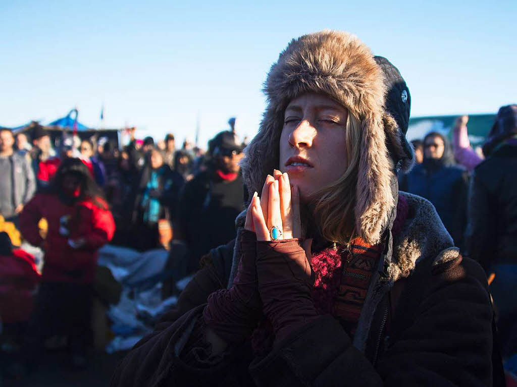 Sioux-Indianer und Aktivisten erklren den Sieg ber die Dakota-Access-Pipeline. Ausgelassen feiern sie den Baustopp, der am Sonntag vom US Army Corps of Engineers verkndet wurde. Seit Monaten hatten sie gegen das Projekt protestiert.