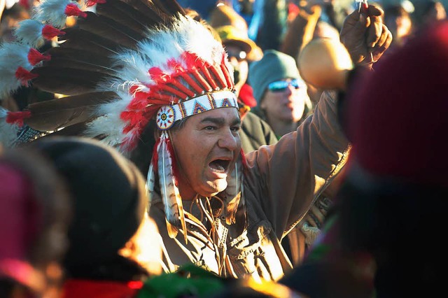 Freudentnze beim Stamm der Standing R...ittenen Pipeline ist vorerst gestoppt.  | Foto: AFP