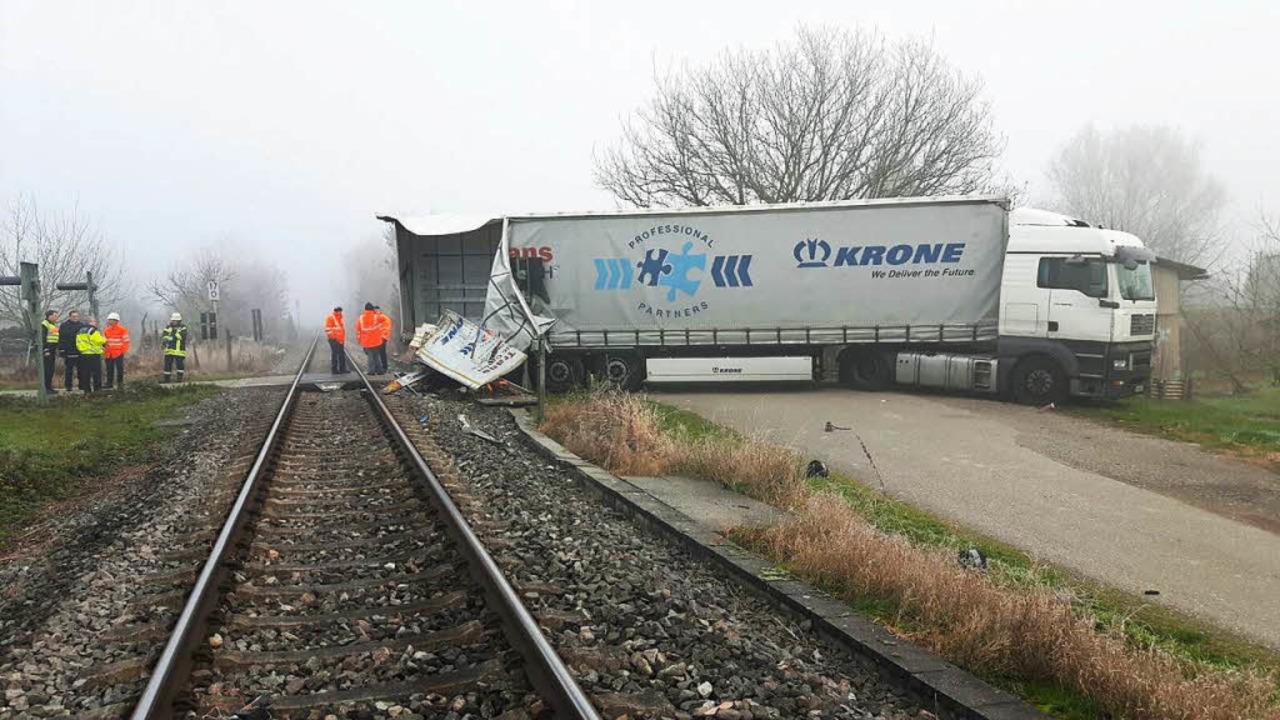 Aufgerissen wurde das Heck des Auflieg... Zusammenstoß mit der Breisgau-S-Bahn.  | Foto: kamera24.tv