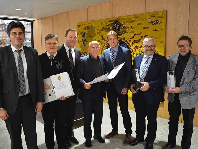 Die Delegation mit Verkehrsminister Herrmann in der Mitte  | Foto: bz