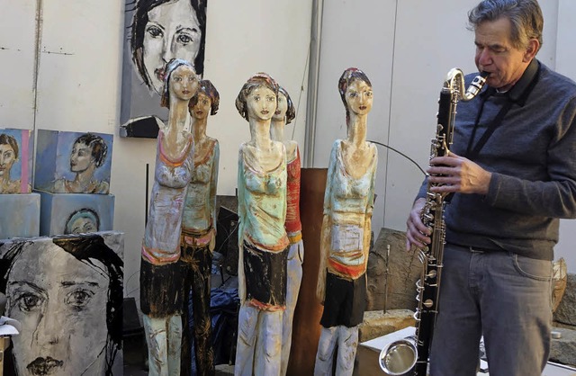 Felix Probst spielte Saxophon inmitten...en Skulpturen von Dorothe Rothbrust.   | Foto: Roswitha Frey