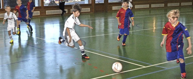 Mit vollem Ehrgeiz kmpften die jungen...die E-Junioren (Foto),  um jeden Ball.  | Foto: Stefan Pichler