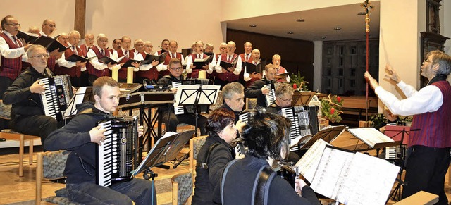 Der Handharmonikclub Rtenbach unter L...tskonzert in der Kirche in Rtenbach.   | Foto: Liane Schilling