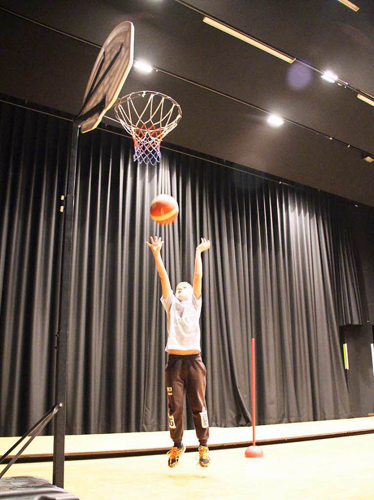 Zielsicher: Basketballer zeigen ihre Wurftechnik.