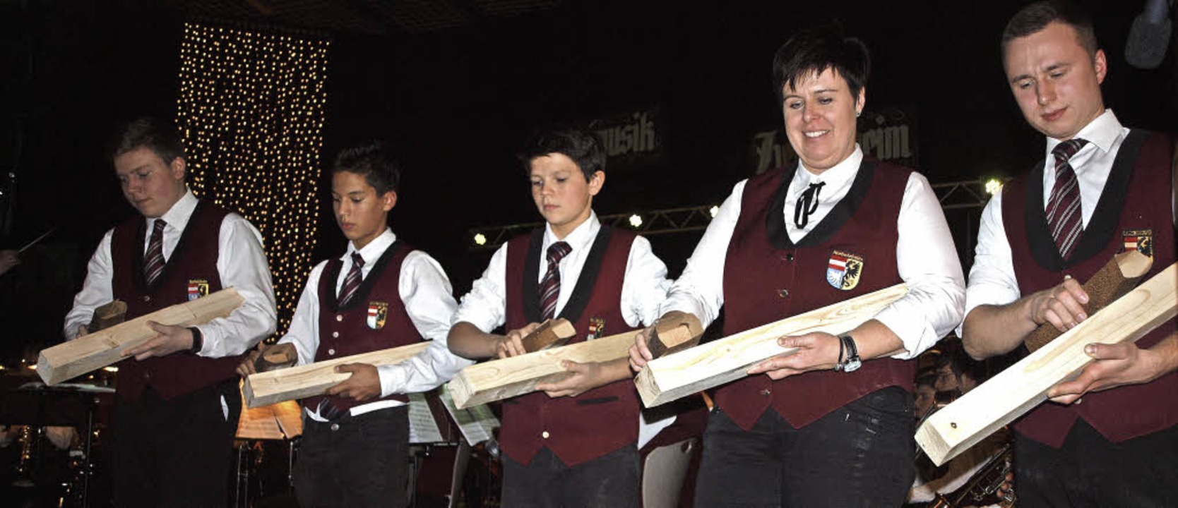 Fr eine Sondereinlage mit Holz und Sa...gten diese Musiker beim Jahreskonzert.  | Foto: Michael Haberer