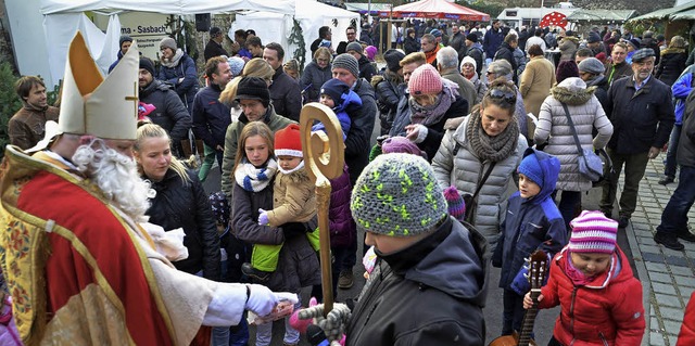 Sasbach. Der Nikolaus verteilte an die Kinder Geschenke.  | Foto: Roland Vitt