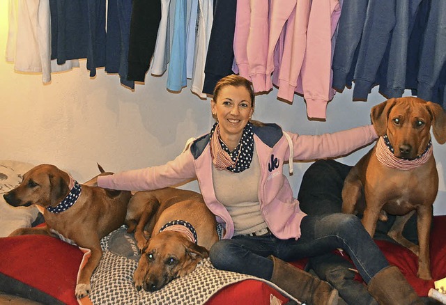 Mila Lsel mit ihren Hunden in ihrem Geschft.  | Foto: Schimanski