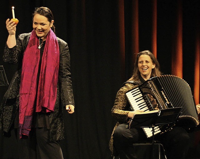 Nicole Knuth und Olga Tucek boten in der Kumedi  Satirisches zu Weihnachten.  | Foto: Christiane Franz