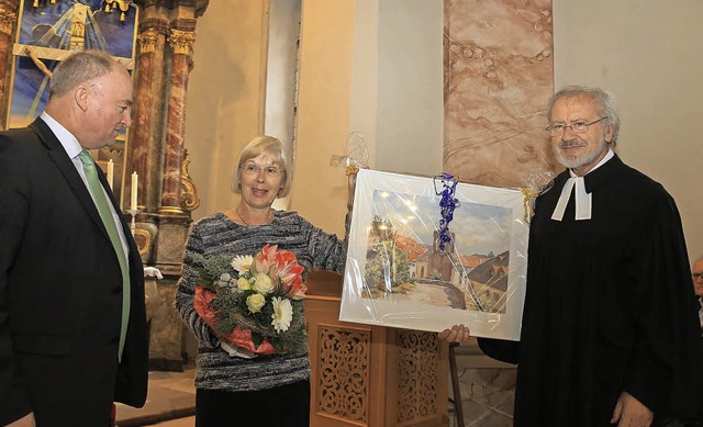 Ein Geschenk und Blumen bekam Pfarrer ...-Bhl und Brgermeister Dietmar Benz.   | Foto: Sandra Decoux-Kone