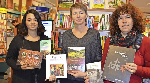 Raquel Ower, Carola Wehrbein und Regin...aldkirch zeigen ihre Buchempfehlungen.  | Foto: Sophia Kury