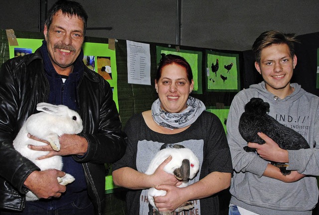 Familiensache: Vorsitzender und Kreism...inks) mit ihren prmierten Kaninchen.   | Foto: Sedlak