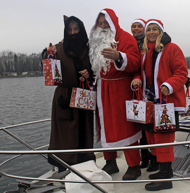 Im Weiler Rheinhafen kam der Nikolaus am Samstag per Schiff.  | Foto: Siemann