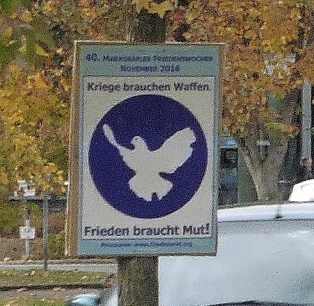 Plakate mit der Friedenstaube sorgten fr Gesprchsstoff.   | Foto: Friedensrat Markgrflerland