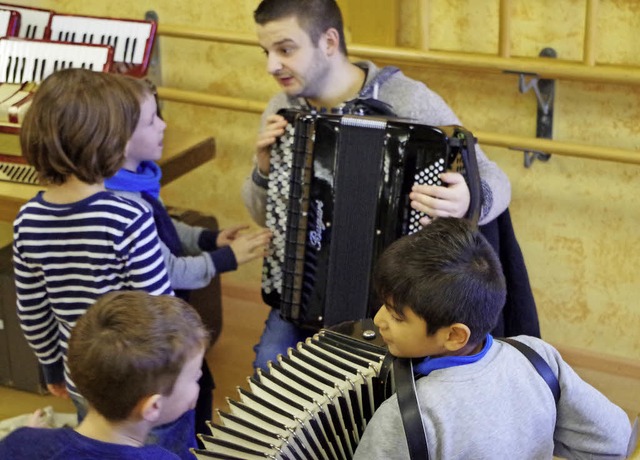 Nenad Ivanovic zeigte den Kindern, wie...s einem Akkordeon Tne herausbekommt.   | Foto: Katharina Bchle