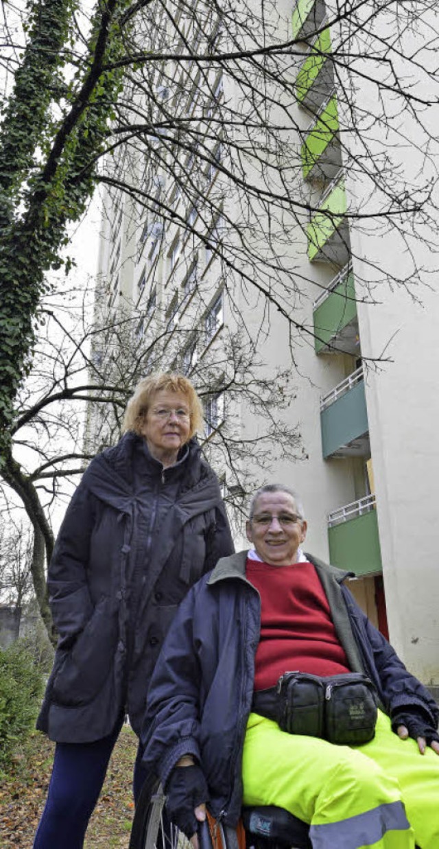 Klaudia Steiner (links) und Ulla Boncz...isieren die geplanten Mieterhhungen.   | Foto: Michael Bamberger