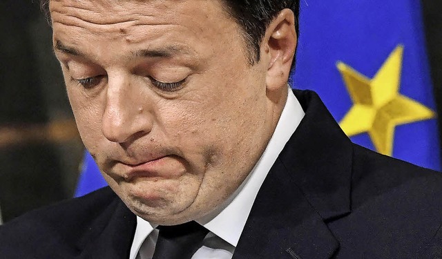 Konsterniert zieht Italiens Premier Ma...uenzen aus dem verlorenen Referendum.   | Foto: dpa