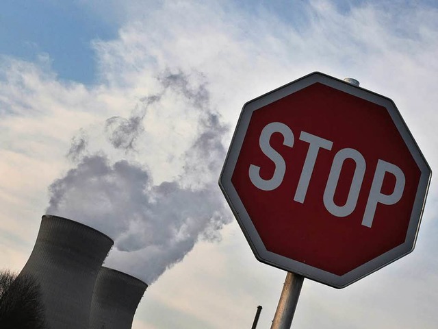Ein Stoppschild steht vor dem Atomkraftwerk Gundremmingen in Schwaben   | Foto: dpa