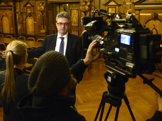 Der Medienauftrieb in der Stadt ist na...eam Oberbrgermeister Dieter Salomon.   | Foto: Ingo Schneider