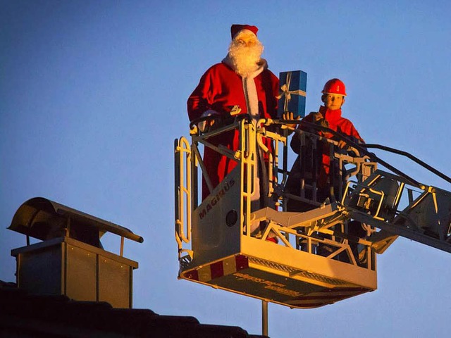 So kommen die Pckchen wirklich in den Schornstein: Mit der Drehleiter.  | Foto: Feuerwehr