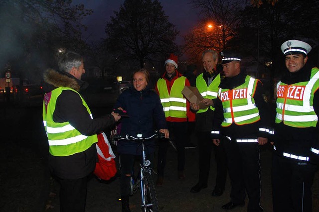 Zur Belohnung ein Schokoherz: Brgerme...ollege vom Polizeirevier  (von links).  | Foto: Wolfgang Beck